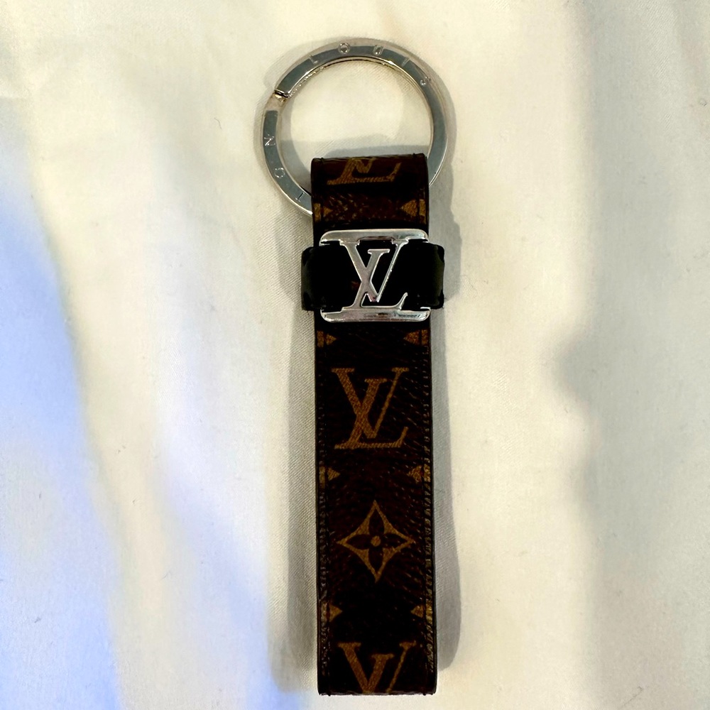 Louis Vuitton Dragonne Key Holder (M62709)